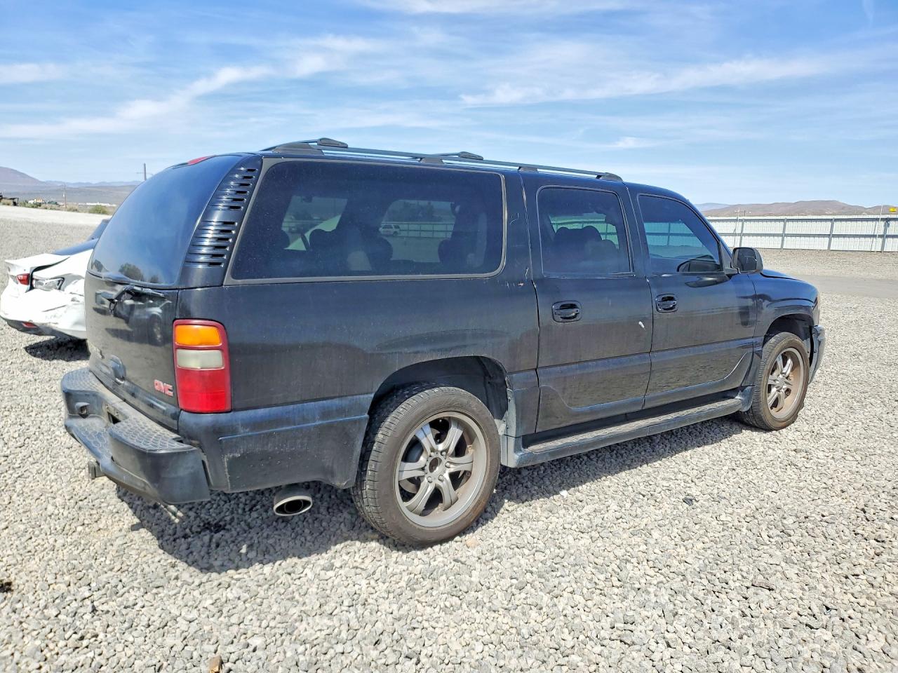 2001 GMC Denali VIN 1GKFK66U61J282176 photo 3