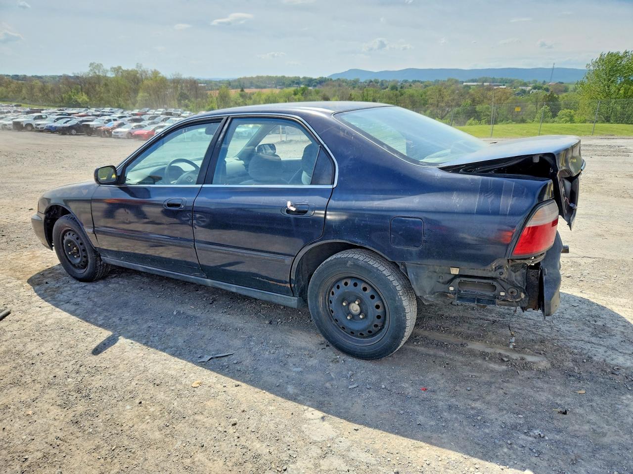 1997 Honda Accord VIN 1HGCD563XVA083522 photo 2