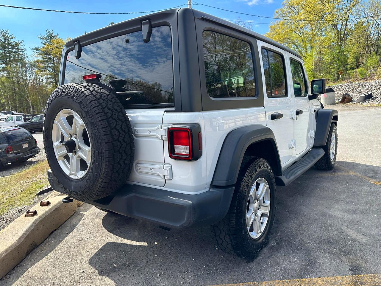 2018 Jeep Wrangler / VIN 1C4HJXDG5JW162480 photo 3