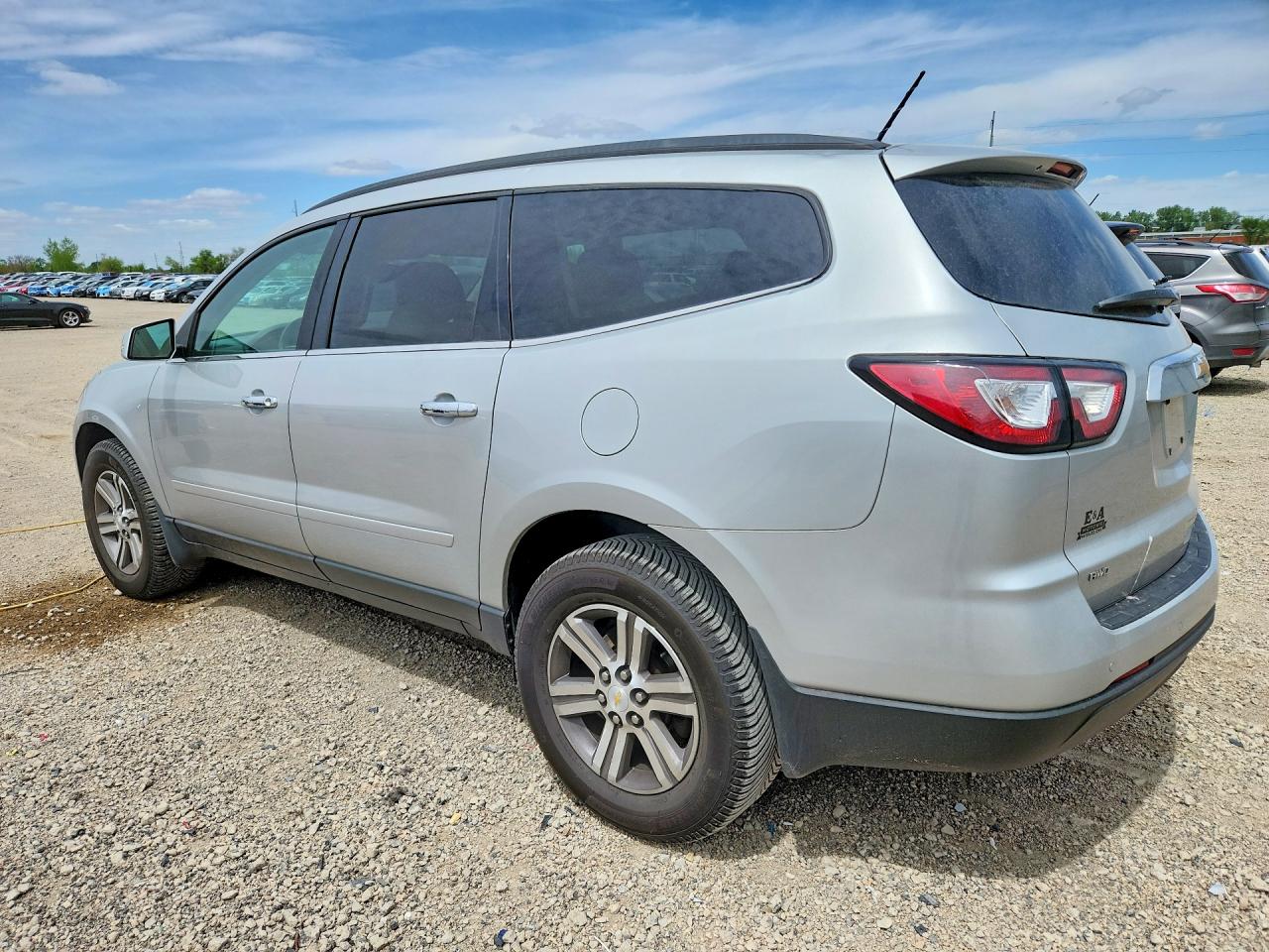 2015 Chevrolet Traverse VIN 1GNKVHKDXFJ287995 photo 2