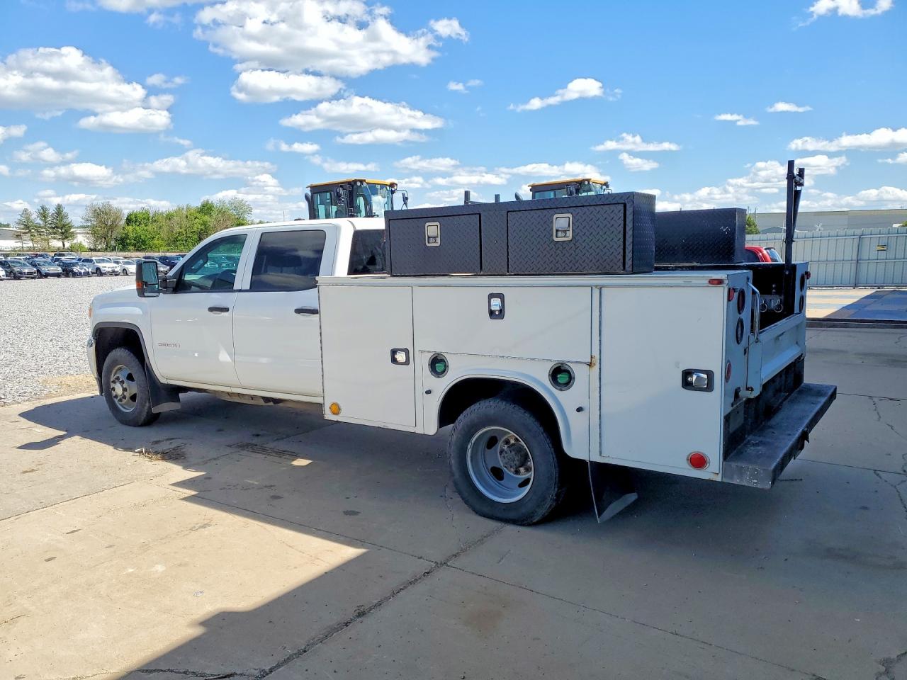 2015 GMC SIERRA VIN 1GD421C80FF648703 photo 2