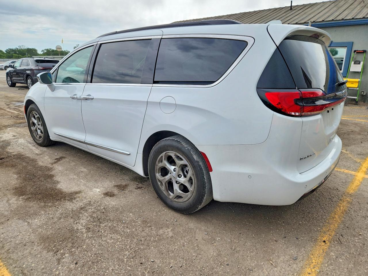 2022 Chrysler Pacifica VIN 2C4RC1GG7NR180825 photo 2