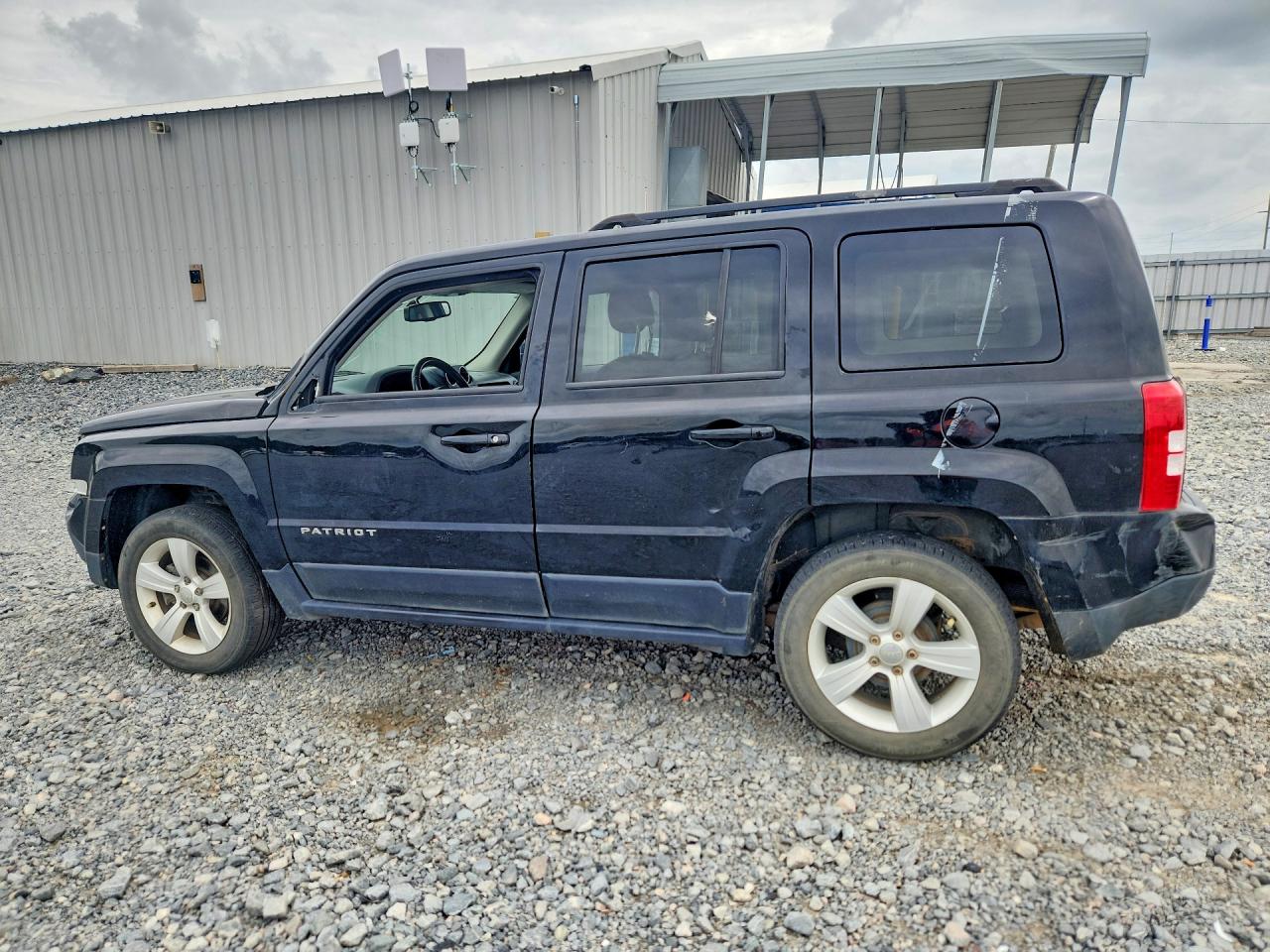2016 Jeep Patriot VIN 1C4NJPFB0GD651751 photo 2