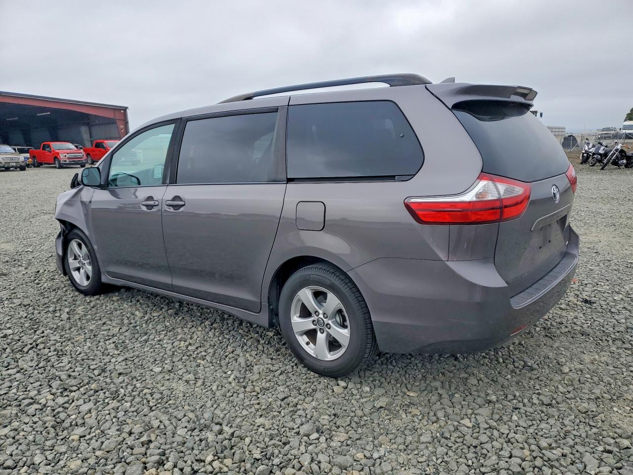 2018 TOYOTA Sienna VIN 5TDKZ3DC9JS949839 photo 2