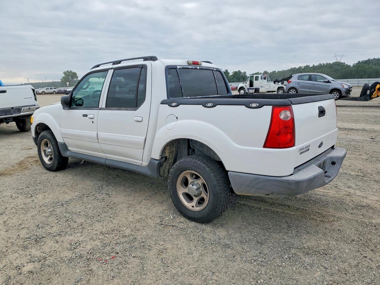 2004 Ford Explorer VIN 1FMZU67K84UA62262 photo 2