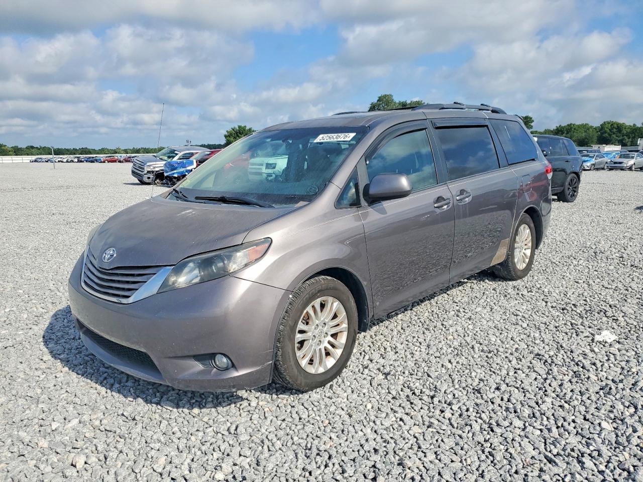2011 Toyota Sienna VIN 5TDYK3DC4BS079112 photo 2