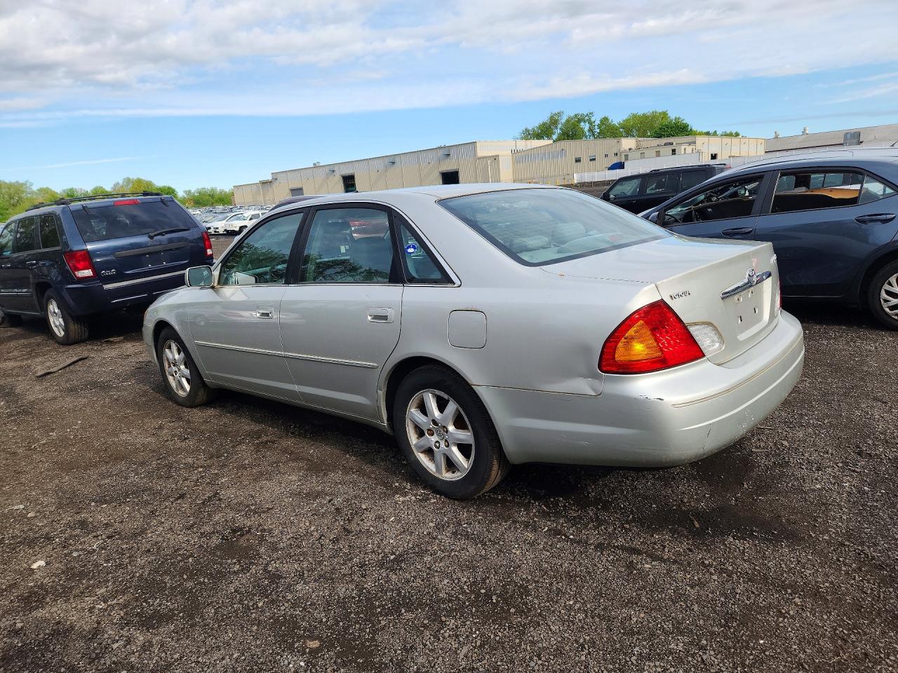 2001 Toyota Avalon VIN 4T1BF28B31U181786 photo 2