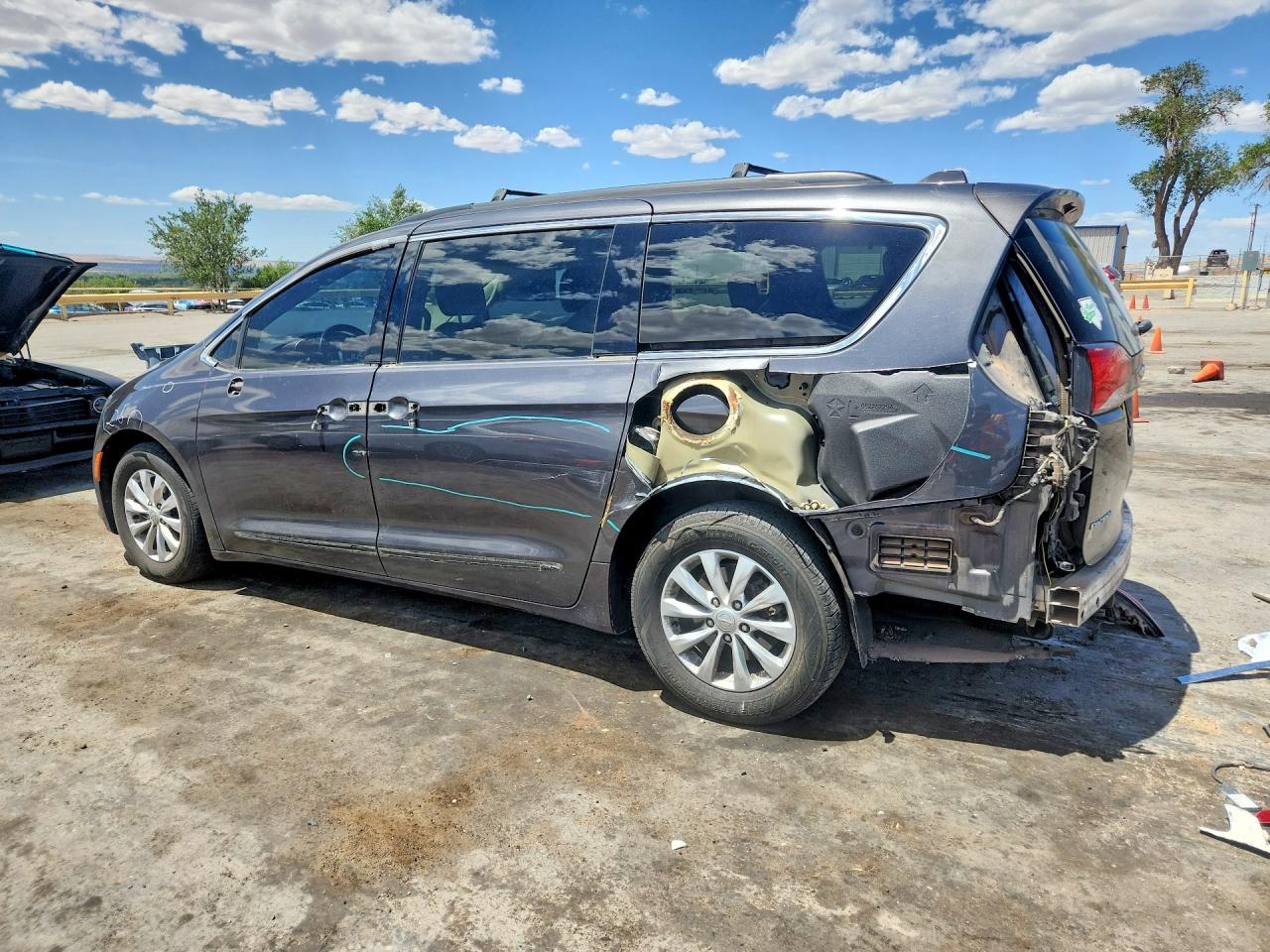 2017 Chrysler Pacifica VIN 2C4RC1BG4HR513090 photo 2