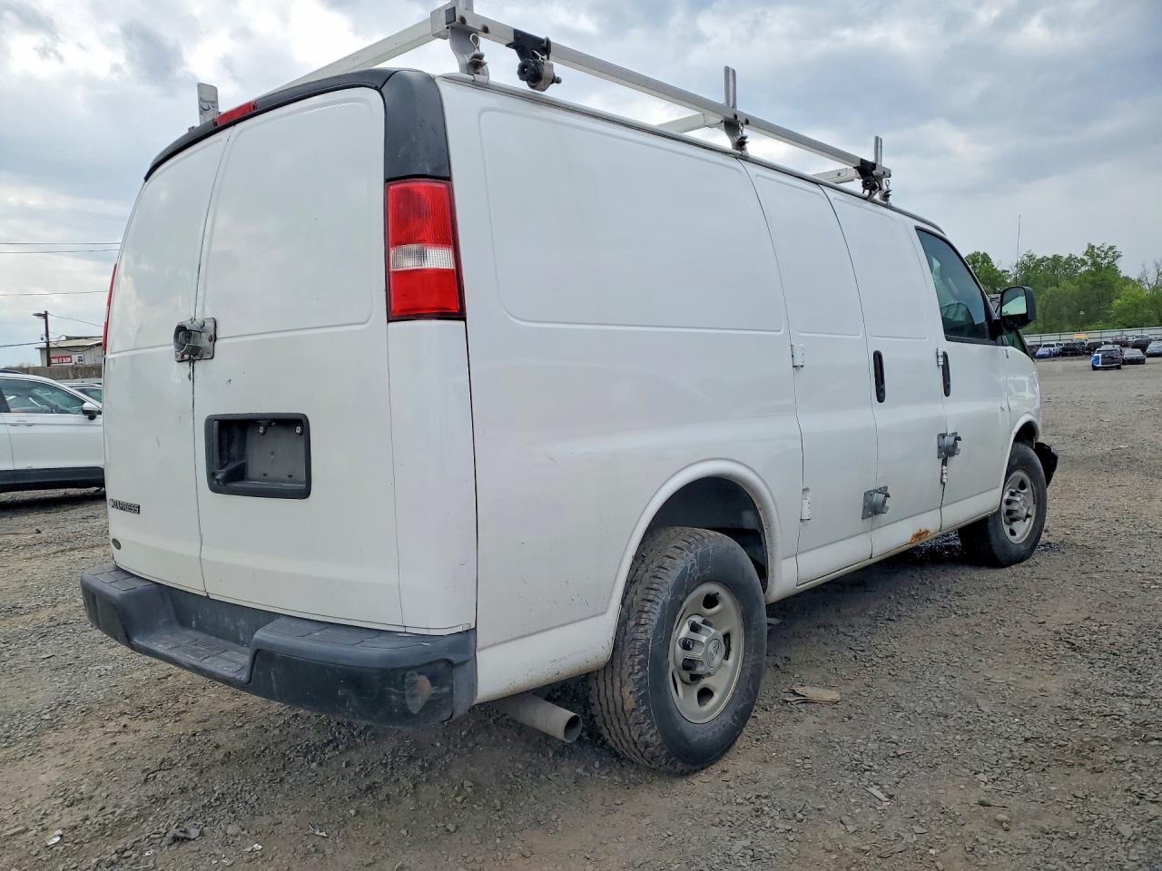 2017 CHEV Express VIN 1GCWGAFF8H1149723 photo 3