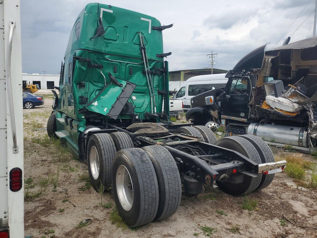 2025 FREIGHTLINER All other VIN 3AKJHHDR9SSLK6740 photo 3