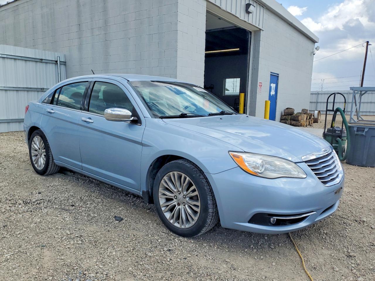 2013 Chrysler 200 VIN 1C3CCBCG5DN598110 photo 4