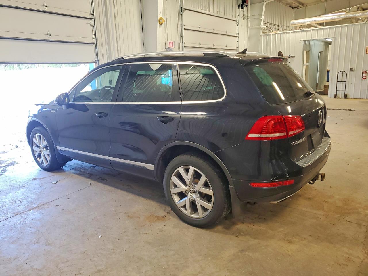 2014 Volkswagen Touareg VIN WVGEP9BP4ED011773 photo 2