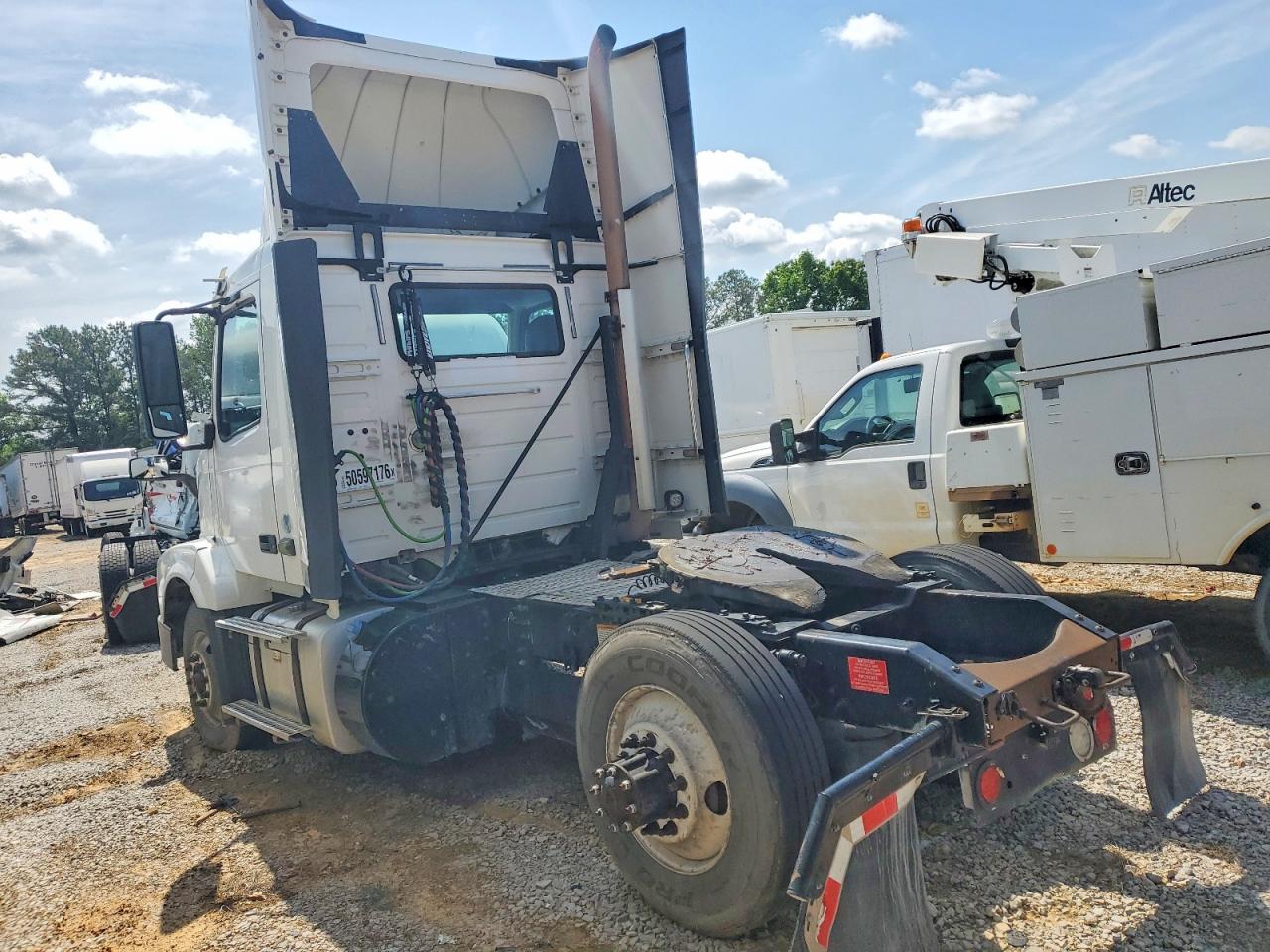 2017 VOLVO Vn VIN 4V4N39TG4HN987988 photo 3