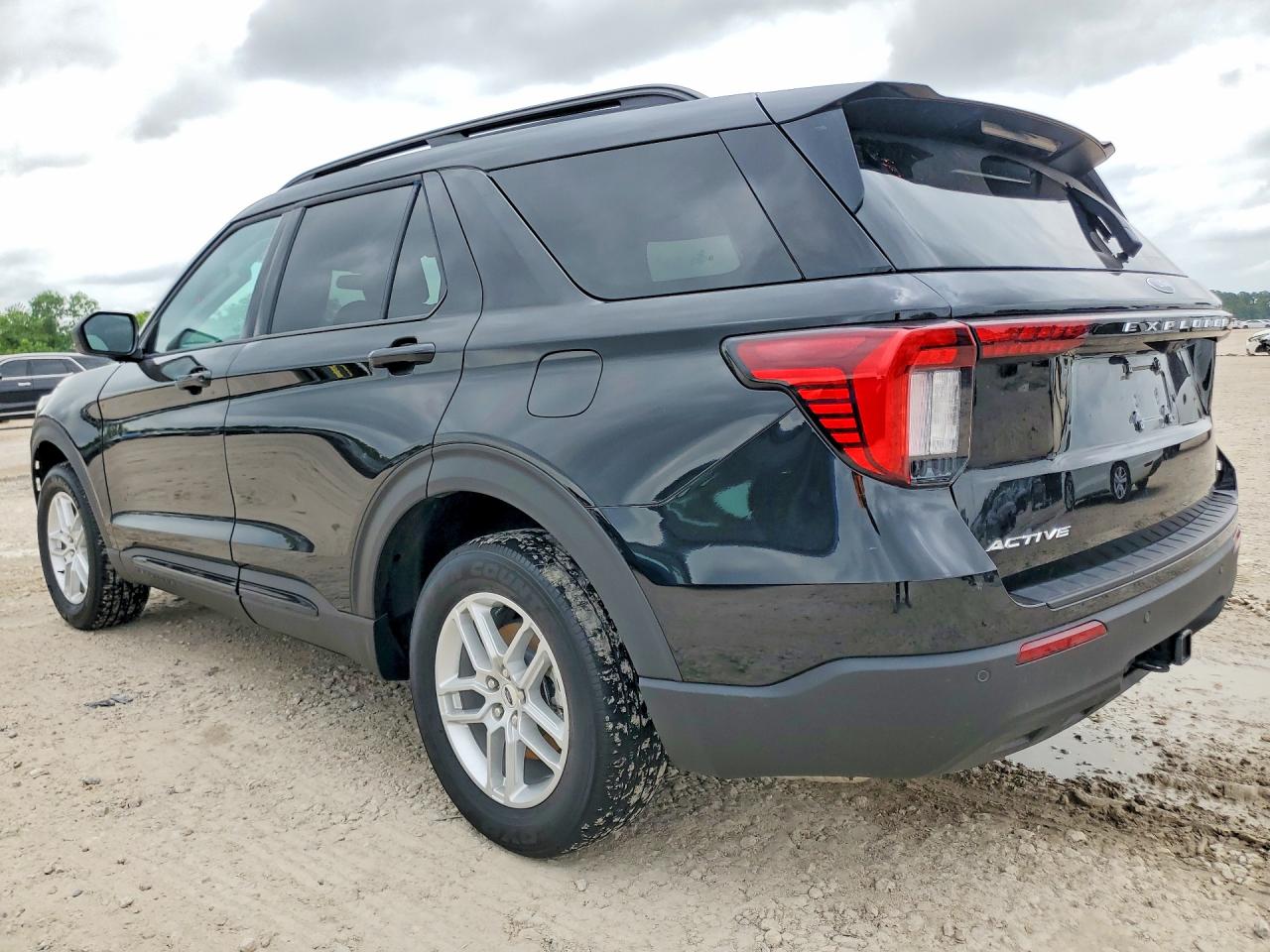 2026 Ford Explorer VIN 1FMUK8DH3TGA32054 photo 2