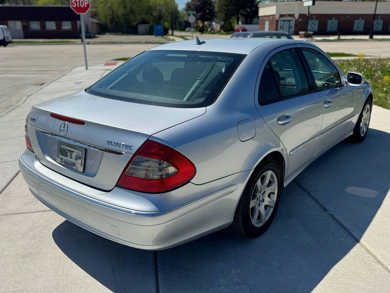 2008 Mercedes-Benz E-class VIN WDBUF22X08B194985 photo 4