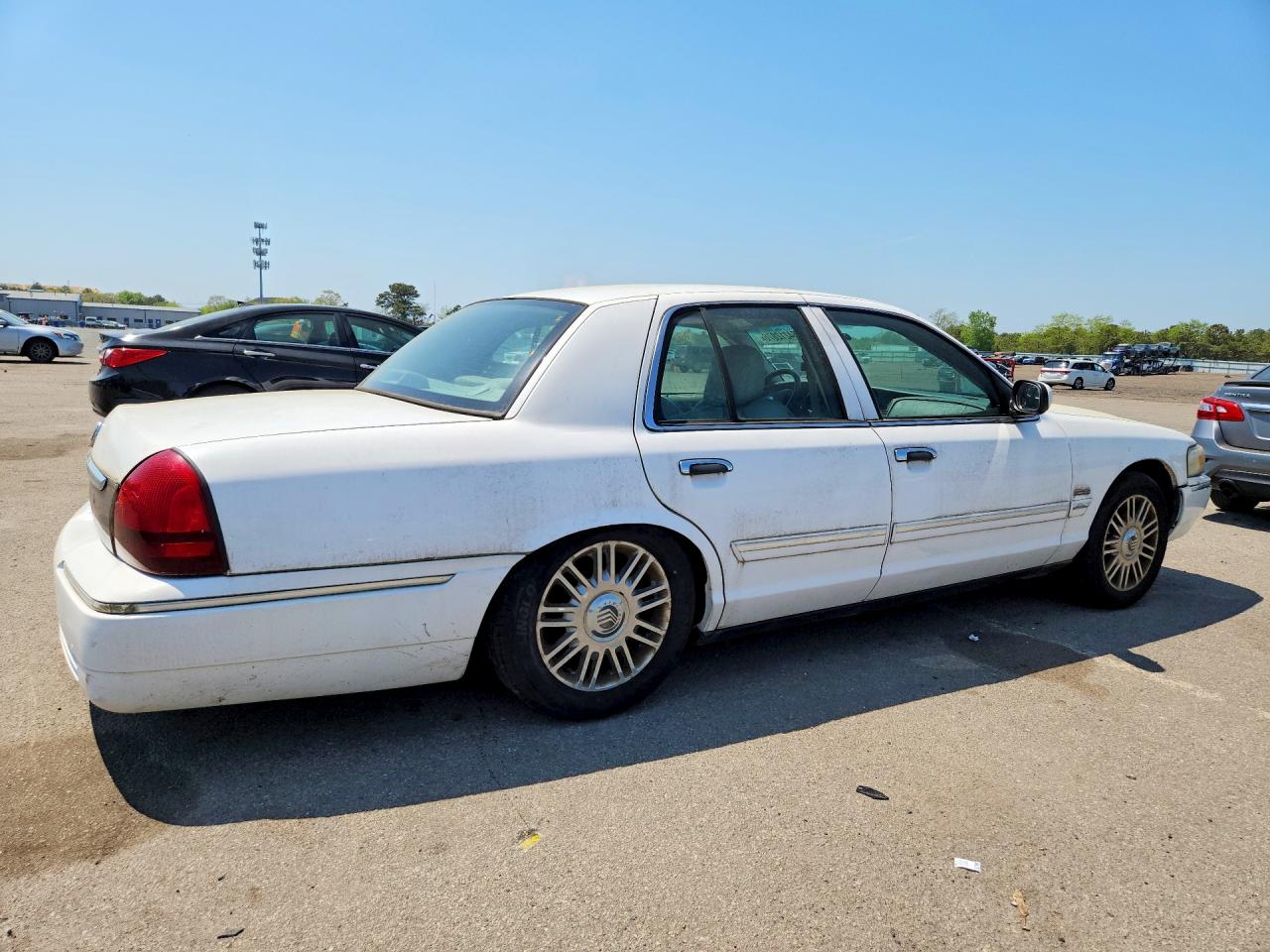 2010 Mercury Grmarquis VIN 2MEBM7FV9AX639245 photo 3