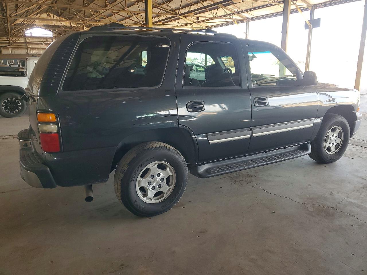 2004 Chevrolet Tahoe VIN 1GNEK13T44R294894 photo 3