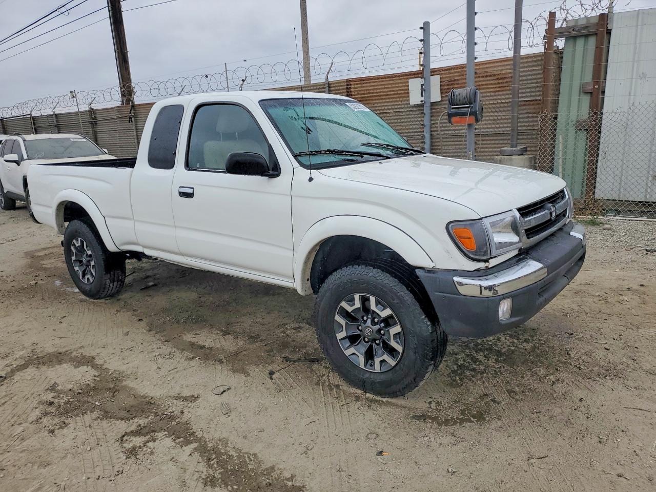 1998 Toyota Tacoma VIN 4TAWN72N8WZ019442 photo 4