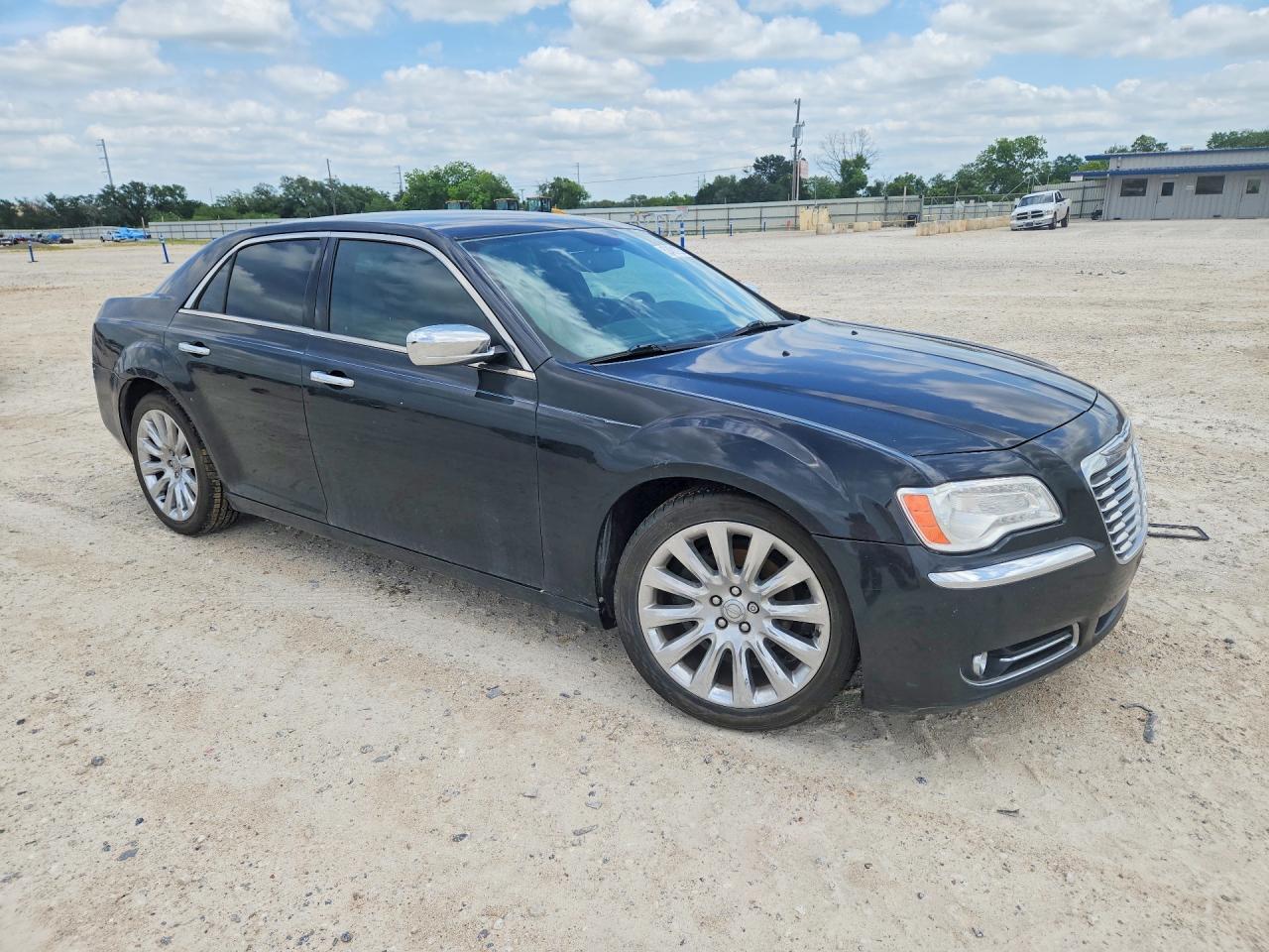 2014 Chrysler 300 VIN 2C3CCAAG3EH327554 photo 4