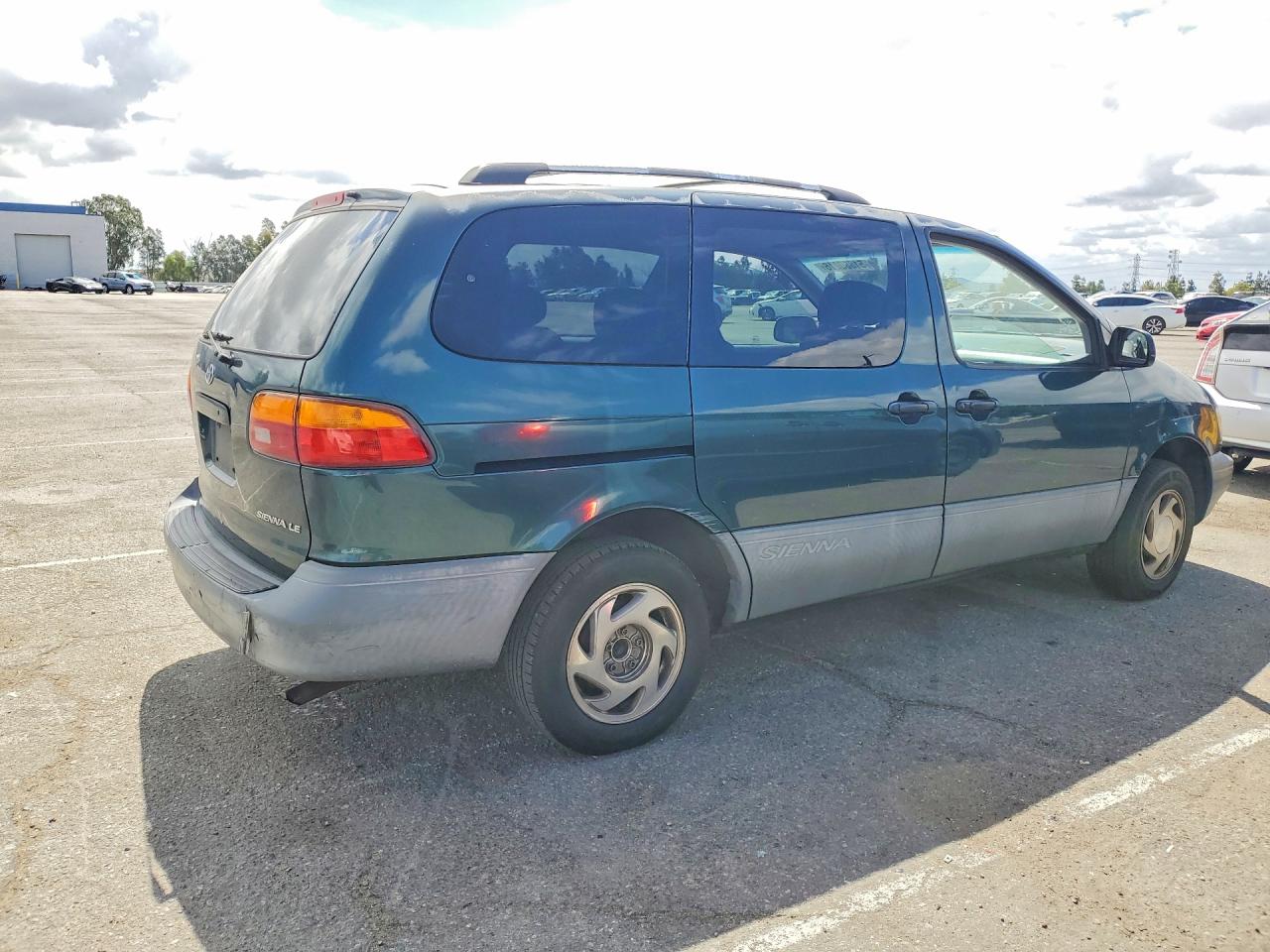 1998 Toyota Sienna VIN 4T3ZF13C6WU025460 photo 3
