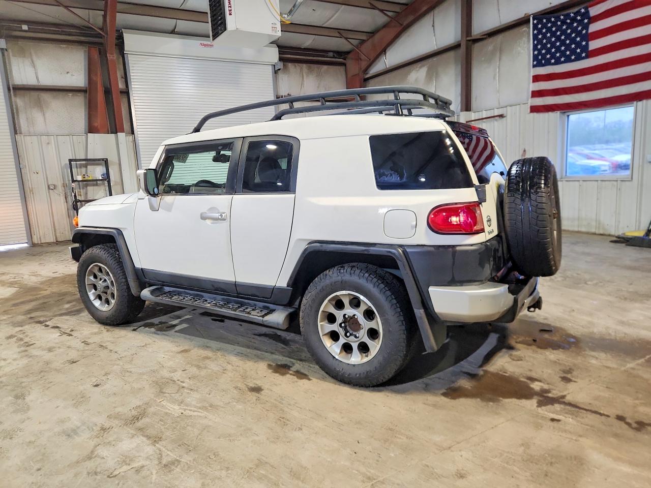 2011 Toyota Fj cruiser VIN JTEBU4BF6BK114027 photo 2