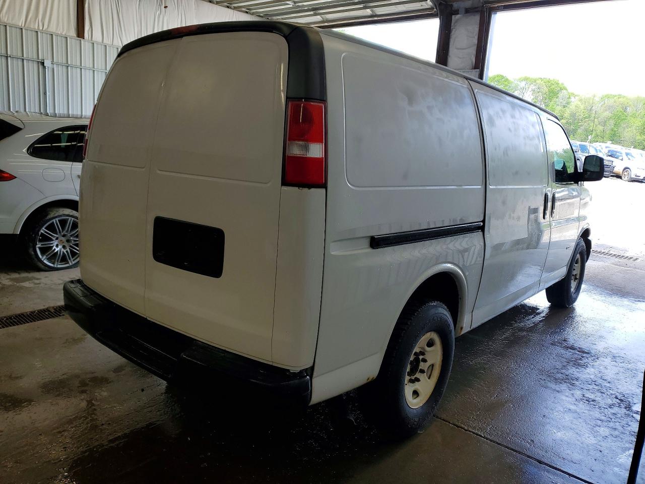 2019 Chevrolet Express VIN 1GCWGAF19K1236669 photo 3