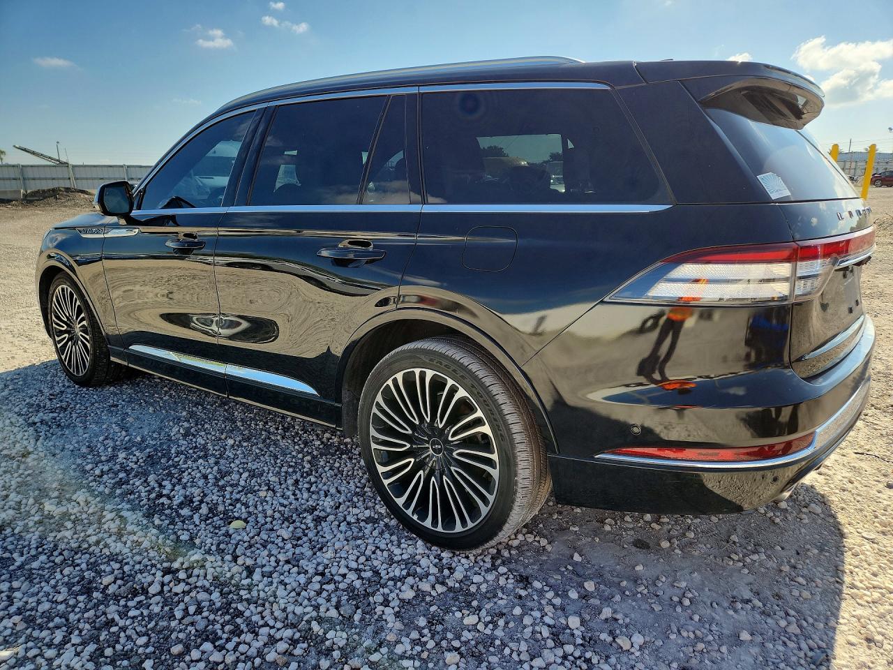 2021 Lincoln Aviator VIN 5LM5J9XC8MGL01662 photo 2