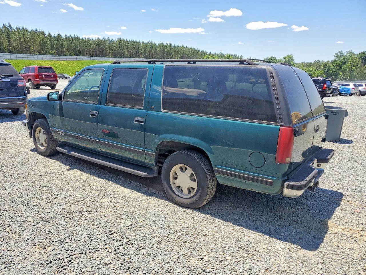 1995 CHEVROLET Suburban VIN 3GNEC16K9SG104410 photo 2