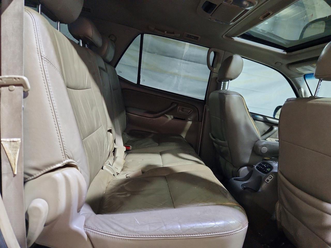 2005 Toyota Sequoia VIN 5TDBT44A55S256973 photo 11