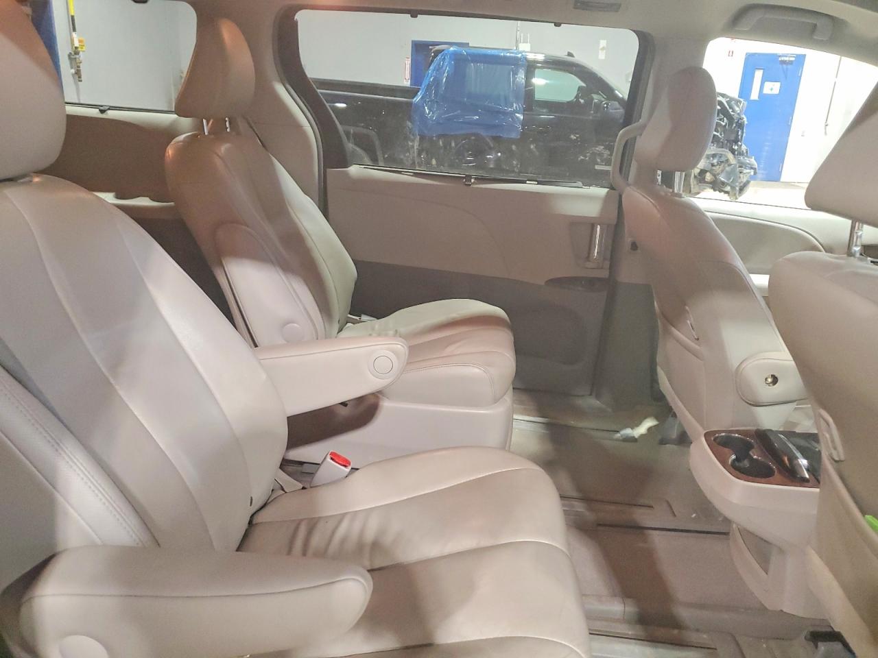 2014 Toyota Sienna VIN 5TDDK3DC8ES093341 photo 11