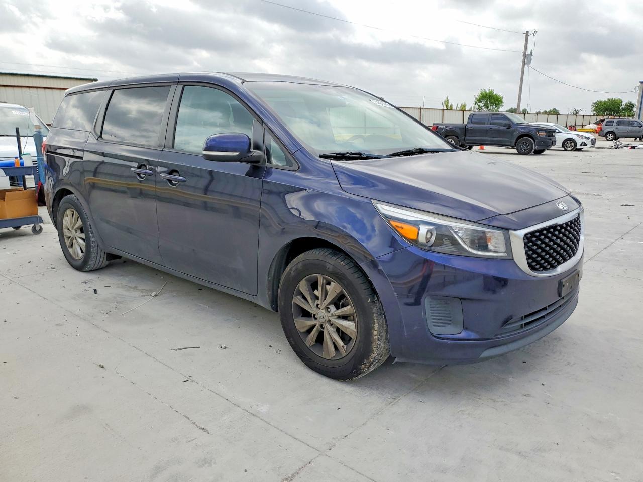 2018 Kia SEDONA VIN KNDMB5C13J6373559 photo 4