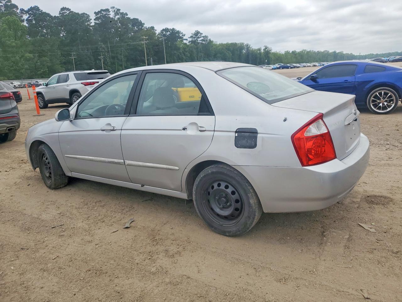 2005 Kia Spectra VIN KNAFE121X55167996 photo 2