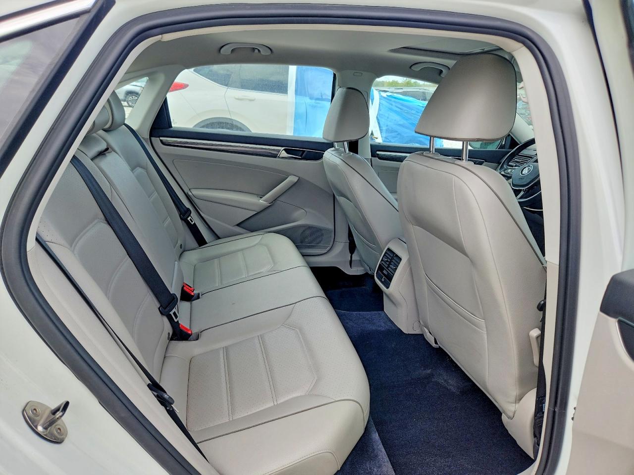 2018 Volkswagen Passat VIN 1VWBA7A39JC000518 photo 10