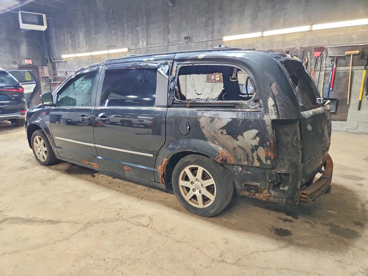 2010 CHRYSLER Minivan VIN 2A4RR5D13AR432208 photo 2