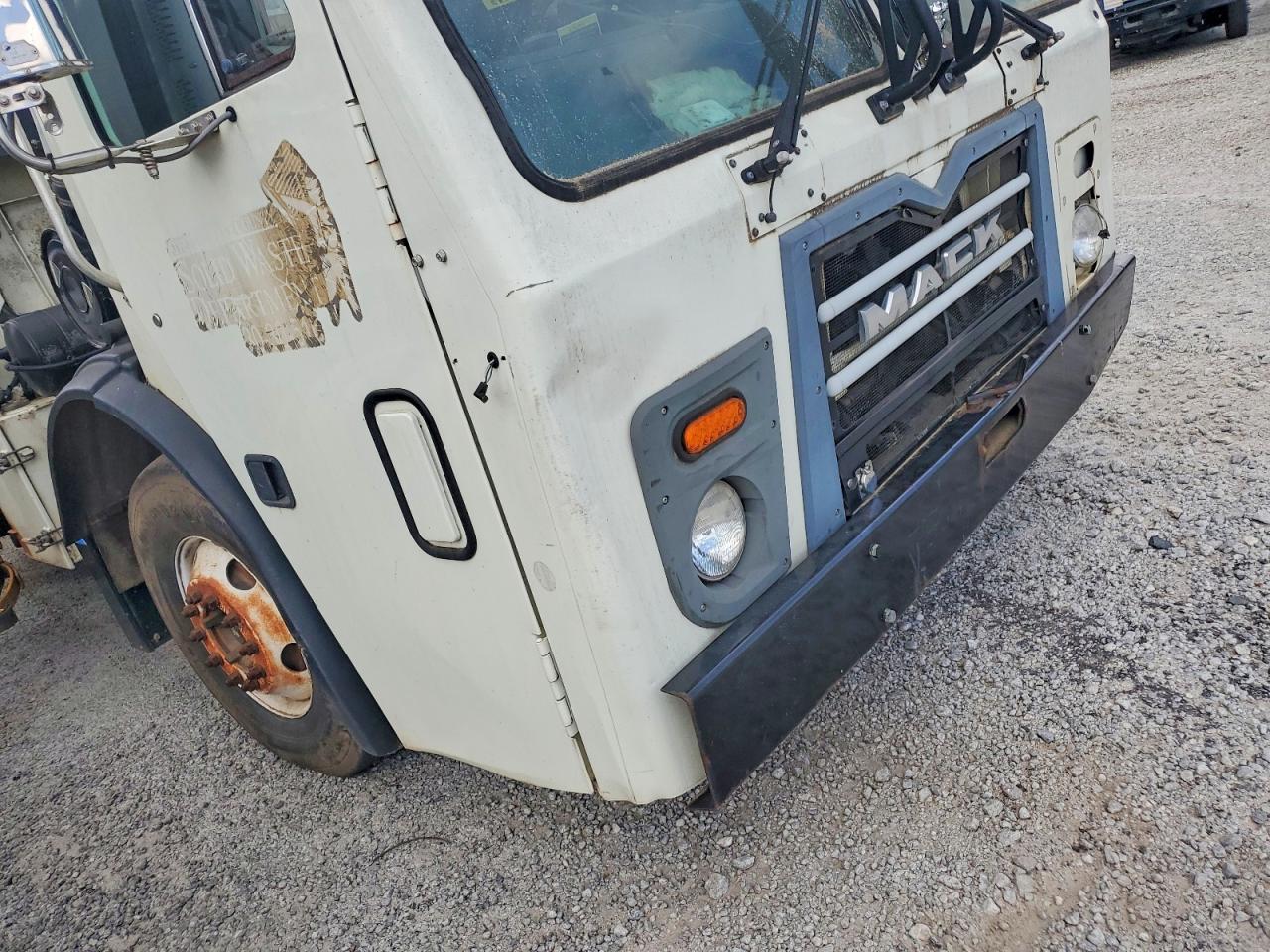 2015 MACK All other VIN 1M2AU04C0FM009503 photo 9