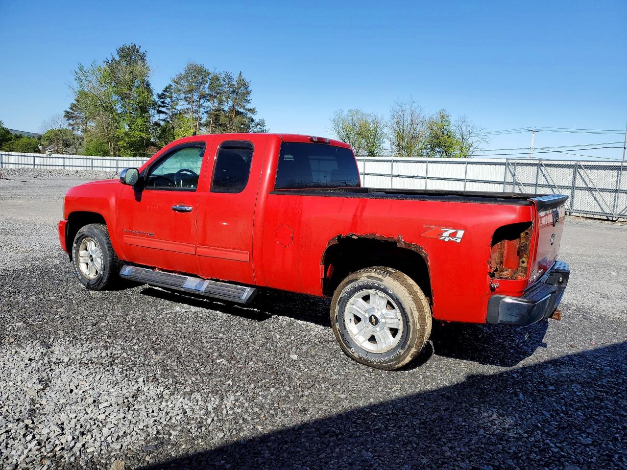 2011 Chevrolet Silverado VIN 1GCRKSE38BZ202552 photo 2
