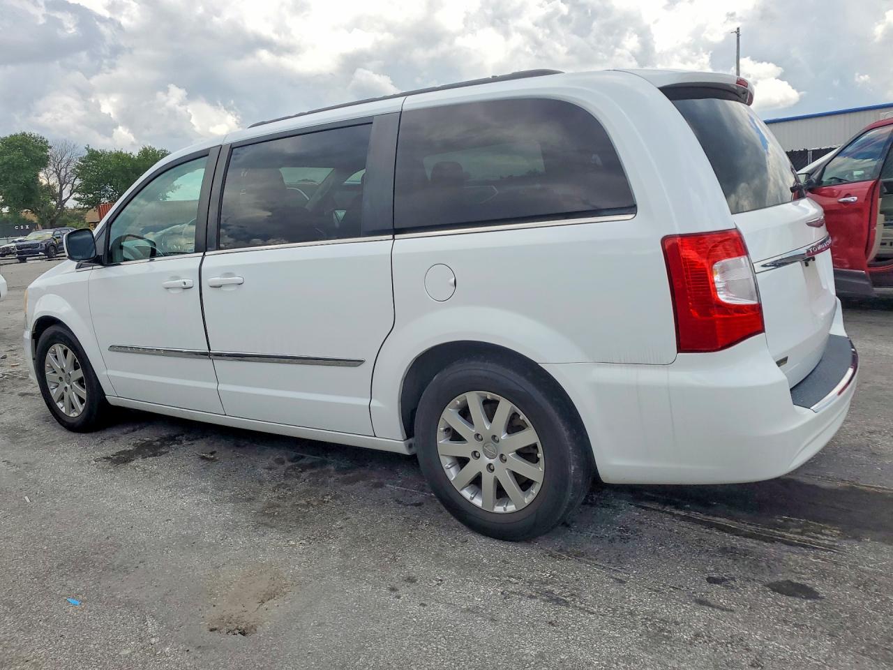 2014 Chrysler Minivan VIN 2C4RC1BG9ER208437 photo 2