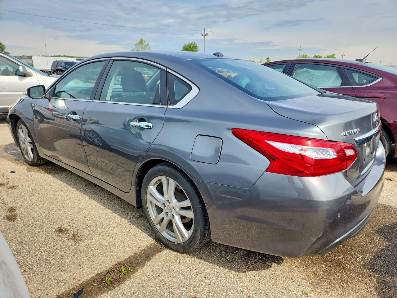 2017 Nissan Altima VIN 1N4BL3AP3HC181690 photo 2