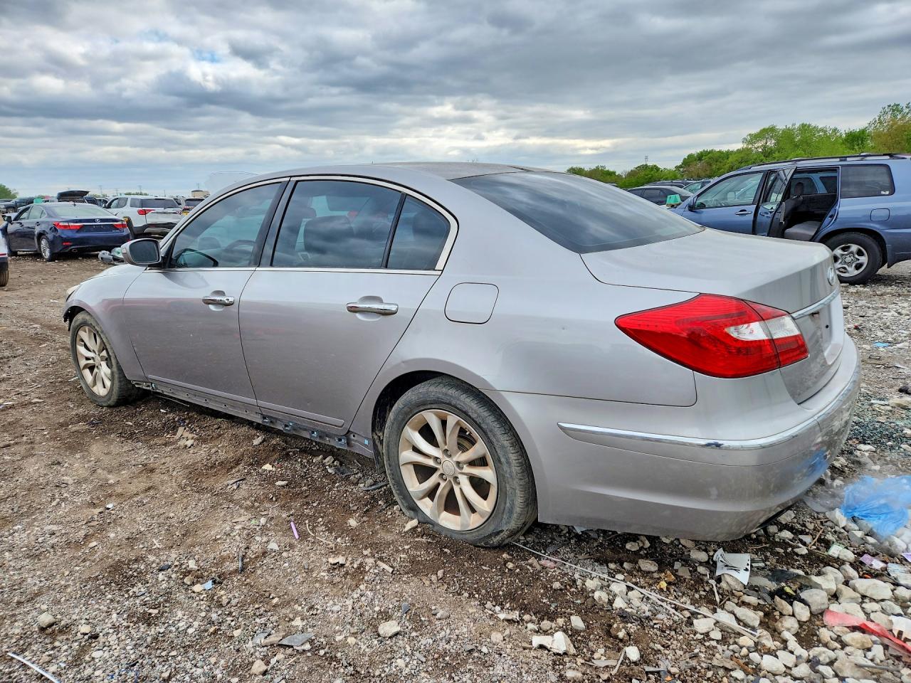 2013 Hyundai Genesis VIN KMHGC4DD4DU240835 photo 2