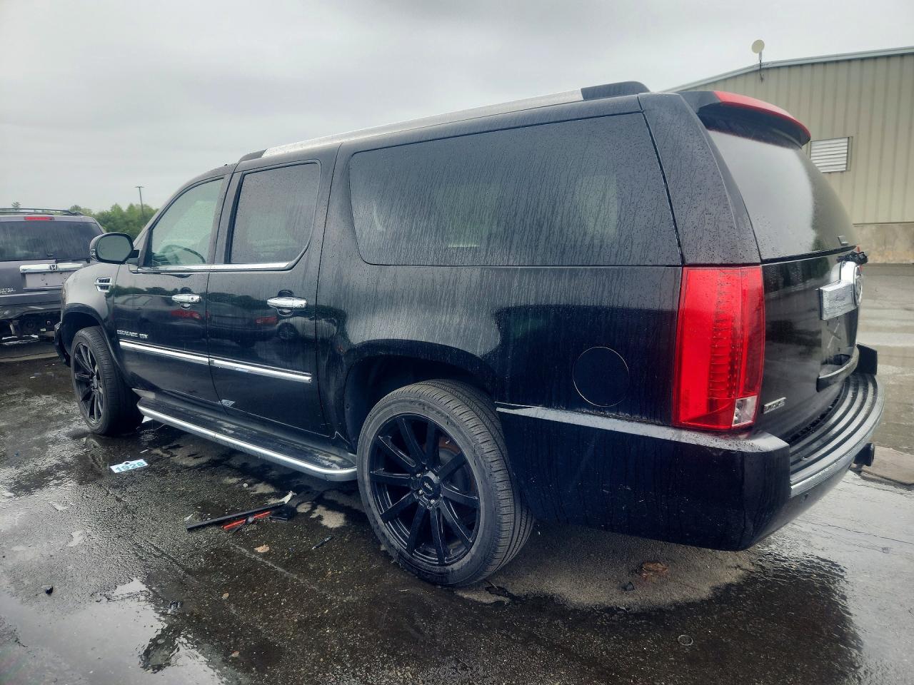 2011 Cadillac Escalade VIN 1GYS4HEF6BR127952 photo 2