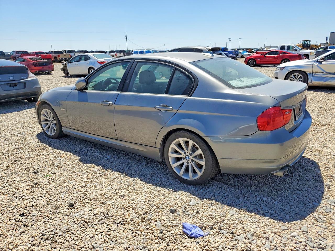 2011 BMW 3 series VIN WBAPH7C52BE683197 photo 2