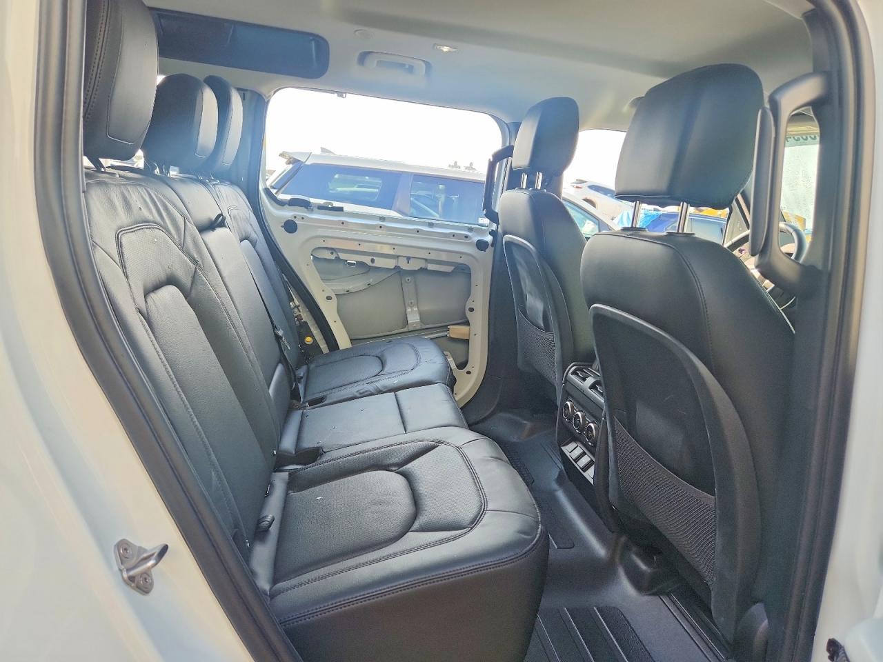 2023 Land Defender VIN SALEJ7EX1P2239436 photo 11