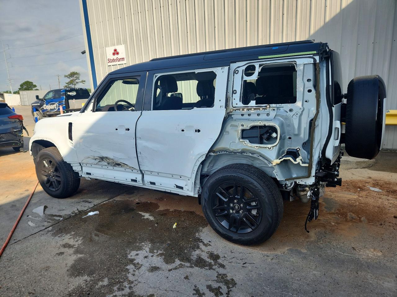 2023 Land Defender VIN SALEJ7EX1P2239436 photo 2