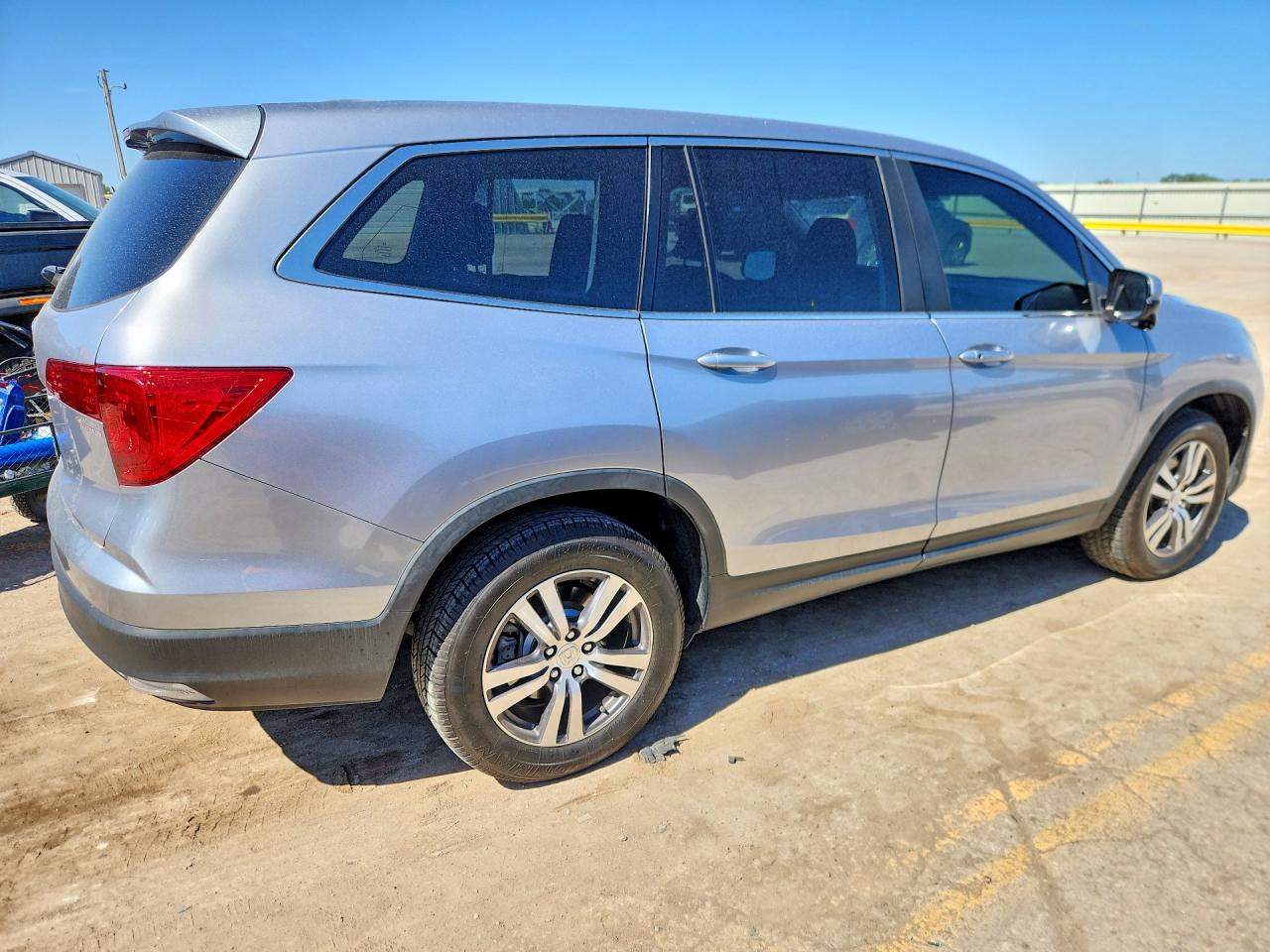 2018 Honda Pilot VIN 5FNYF5H35JB002682 photo 3