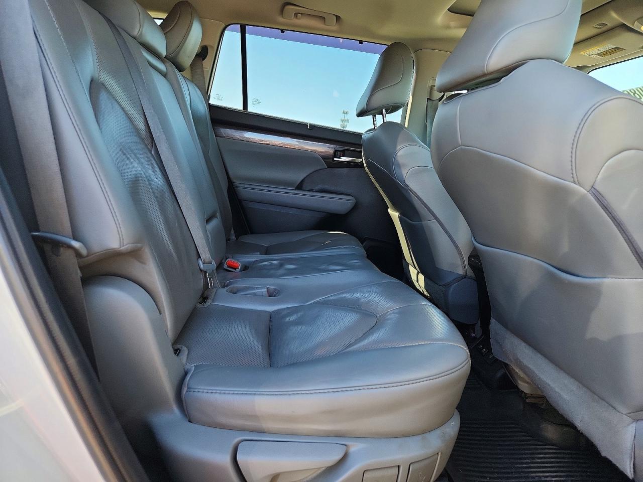 2020 Toyota Highlander VIN 5TDDZRBH1LS033542 photo 11