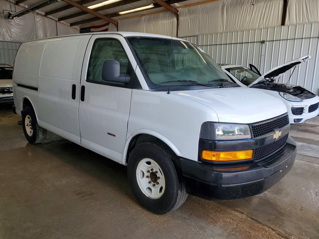 2019 Chevrolet Express VIN 1GCWGAF19K1236669 photo 4