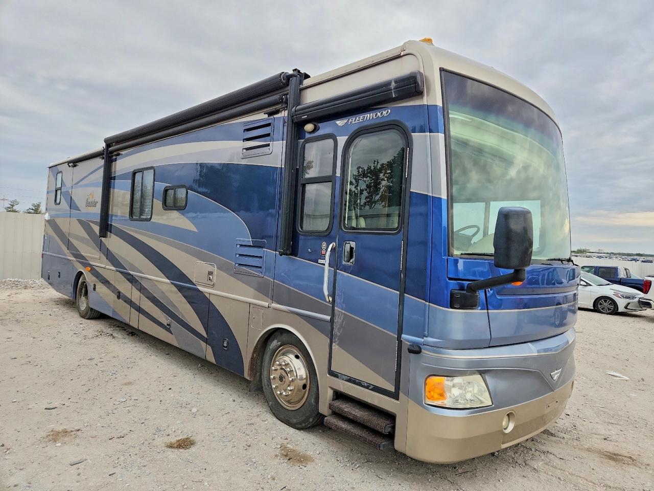 2008 FLEETWOOD Bounder VIN 4UZACJDT48CAD1620 photo 1