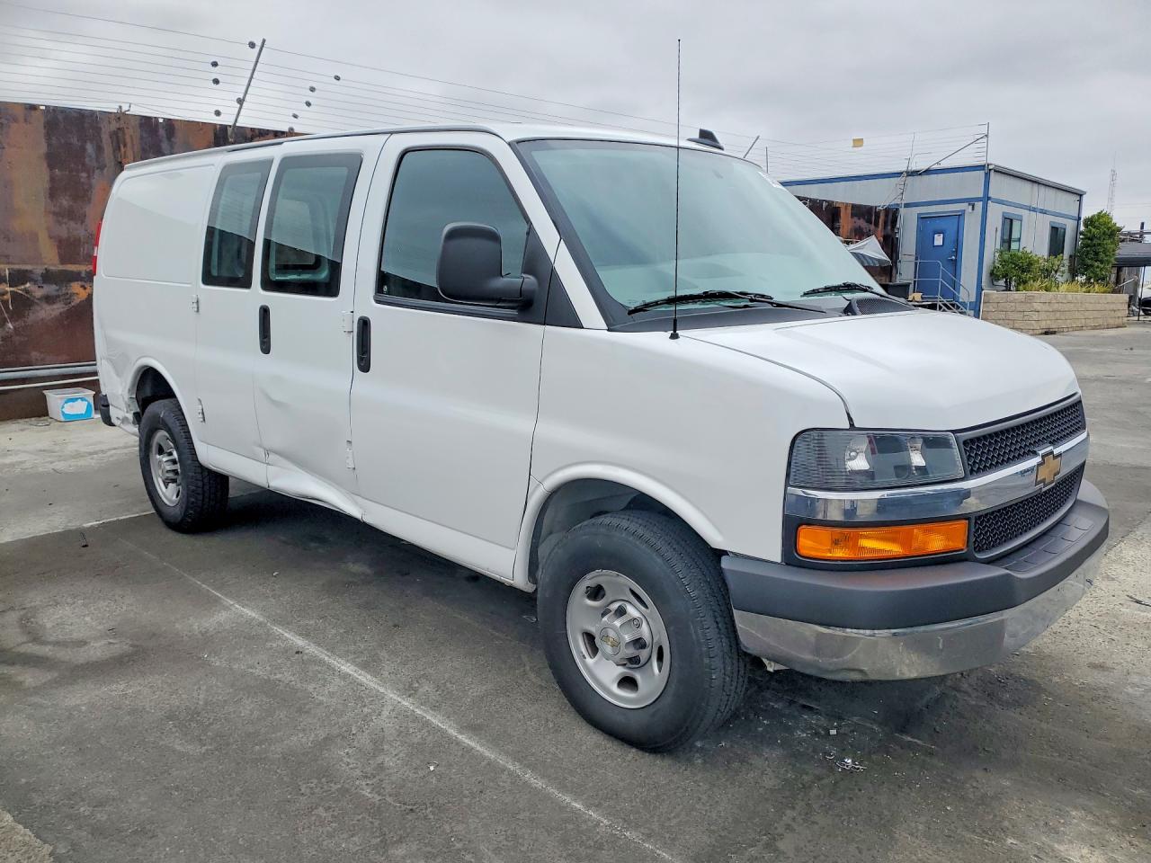 2024 Chevy Express VIN 1GCWGAFP8R1188760 photo 4