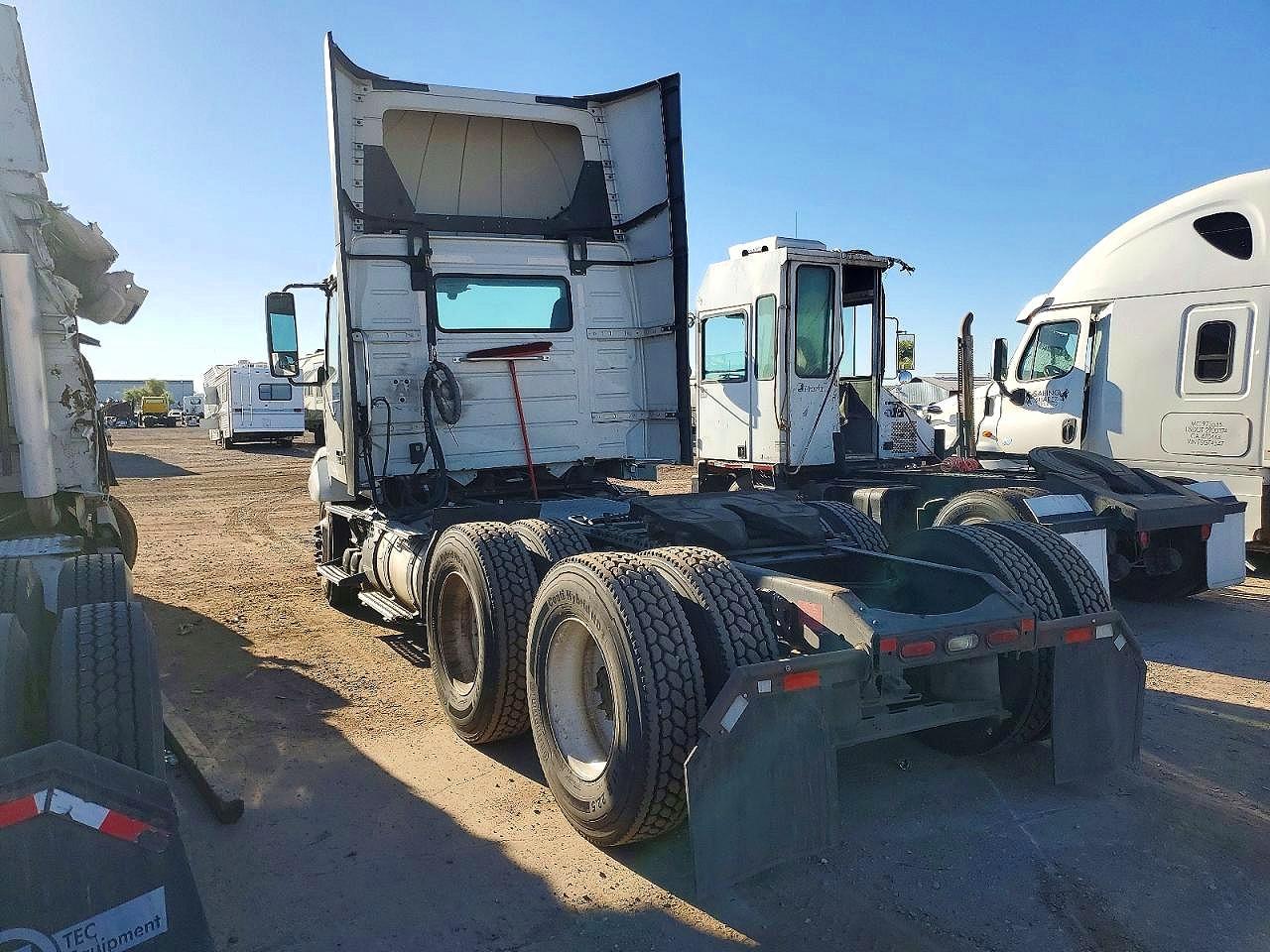 2022 VOLVO Vn VIN 4V4NC9EH9NN313238 photo 3