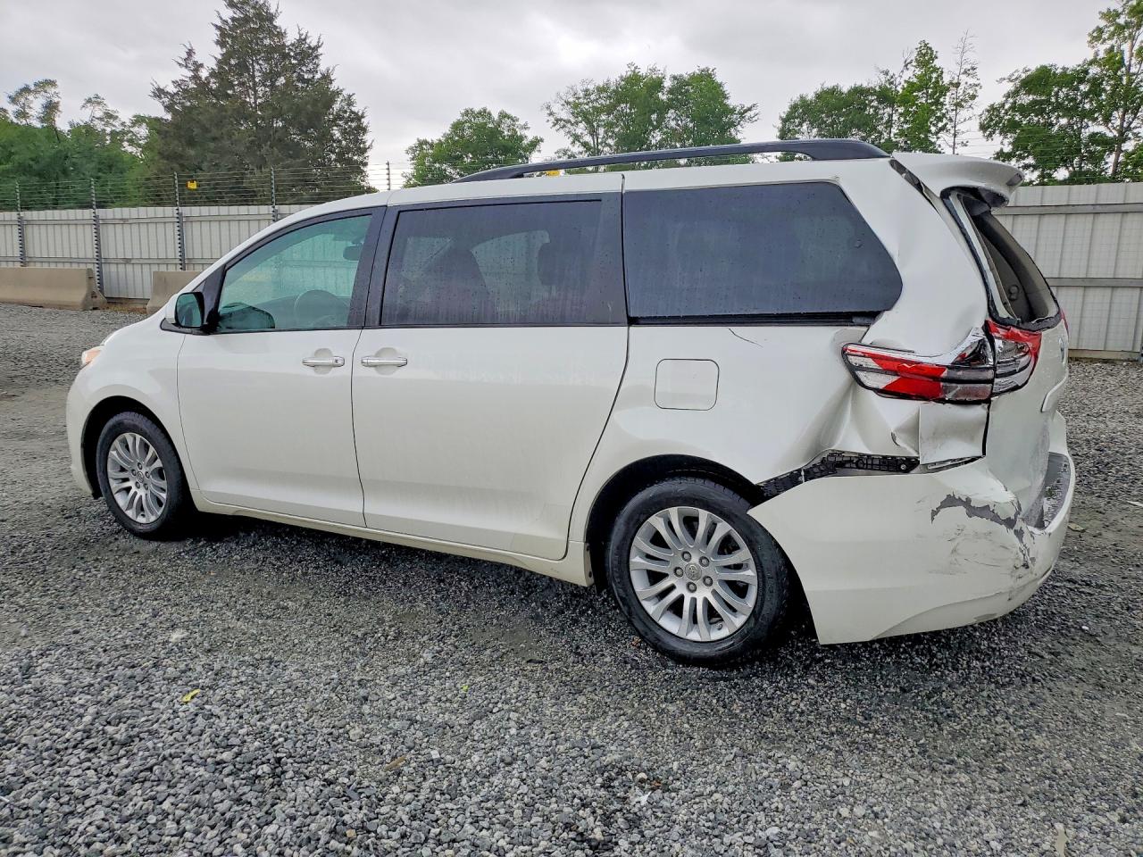 2016 Toyota Sienna VIN 5TDYK3DC9GS731715 photo 2
